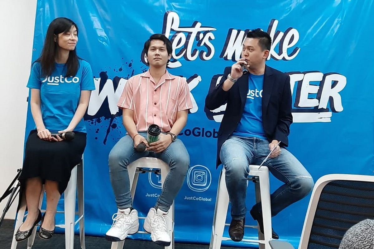 Community Manager Novo Learning Indonesia Deris Nagara (tengah) saat peresmian co-working space JustCo di Jakarta, Rabu (8/5/2019).