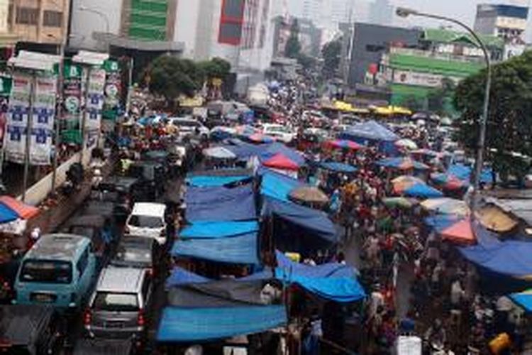 Kemacetan parah masih terjadi di sekitar kawasan Pasar Tanah Abang, Jakarta, Selasa (9/7/2013). Kemacetan disebabkan parkir liar di badan jalan, pedagang kaki lima, dan angkutan umum yang berhenti sembarangan. Upaya pemerintah provinsi untuk menertibkan pedagang dan mengatur lalu lintas belum membuahkan hasil.