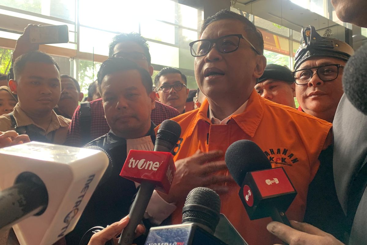 Sekjen PDI-P Hasto Kristiyanto masih mengenakan rompi oranye sebelum menjalani sidang di Pengadilan Tipikor Jakarta Pusat, Kamis (3/7/2025).