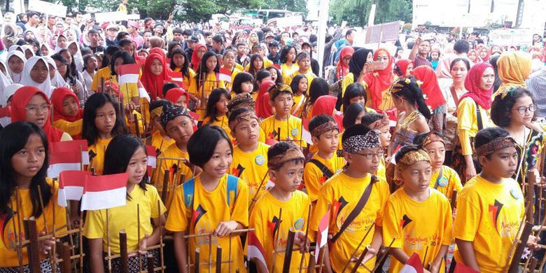 Memperingati Hari Angklung Sedunia, 6.000 pemain angklung menggelar pesta angklung di Kantor Gubernur Jawa Barat, Gedung Sate, Bandung, Jawa Barat, Minggu (19/11/2017). 