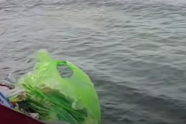 Viral Warga Pulau Buru Maluku Buang Sampah di Laut, Sebut Sudah Jadi Tradisi