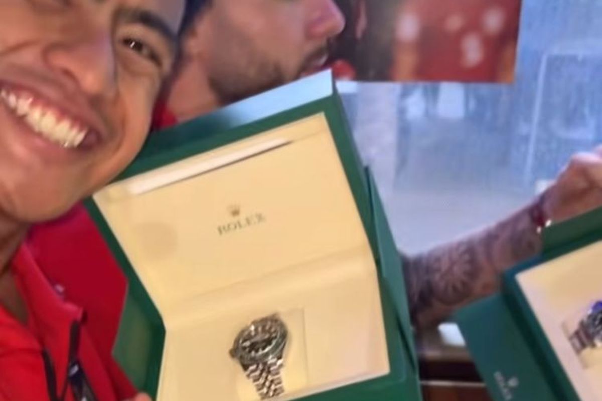Jam Rolex yang diberikan oleh Presiden Prabowo Subianto kepada Timnas Indonesia sebagai hadiah karena telah menang atas China 1-0 dalam laga Kualifikasi Piala Dunia 2026, Kamis (5/6/2025).