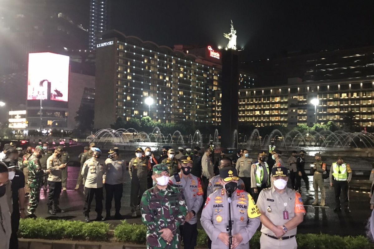 Kapolda Metro Jaya, Irjen Fadil Imran; Pangdam Jaya, Mayjen Dudung Abdurachman; dan Wakil Gubernur DKI Jakarta, Ahmad Riza Patria saat memberikan keterangan pers di Bundaran Hotel Indonesia, Jakarta Pusat pada Kamis (31/12/2020) malam.