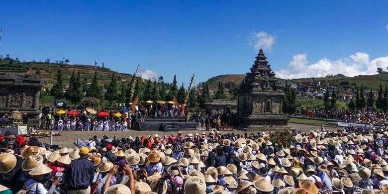 Candi Arjuna, salah-satu candi di kompleks candi Dieng, saat ada acara yang melibatkan masyarakat.