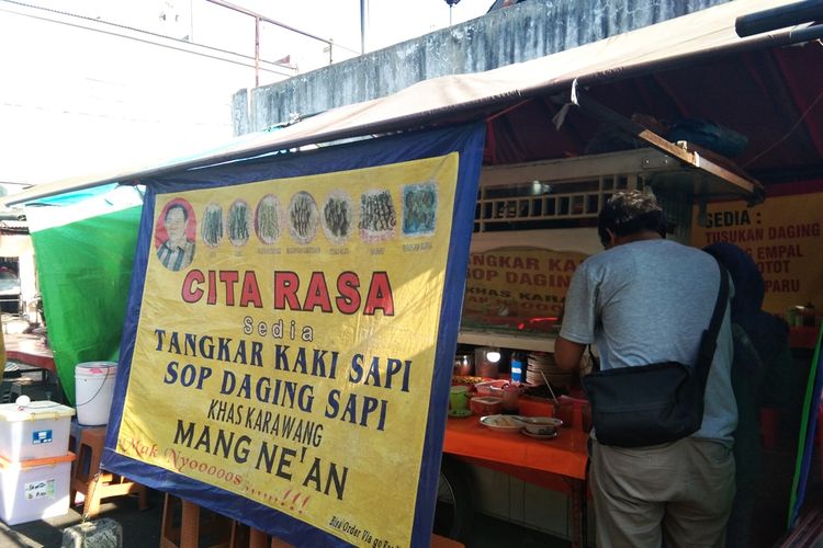 Warung-warung penjual Tangkar bisa ditemui di Jalan Dewi Sartika, Karawang Barat, Karawang.