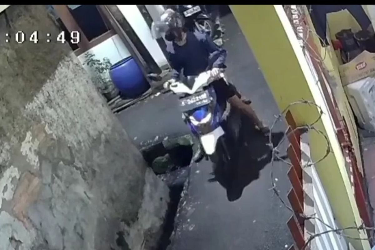 Sebuah sepeda motor di depan rumah kontrakan di kawasan Duri Selatan, Tambora, Jakarta Barat, dicuri.