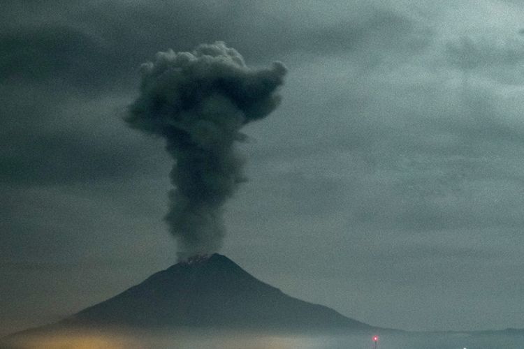 Gunung Sinabung Meletus  Gunung Sinabung Meletus  Abu Letusan Capai 4 Kilometer