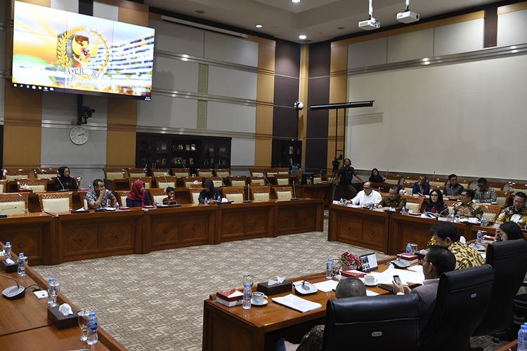 Suasana rapat pleno Komisi III DPR terkait surat pengajuan amnesti terpidana kasus pelanggaran Undang-Undang Transaksi dan Informasi Elektronik (UU ITE), Baiq Nuril Maknun di Kompleks Parlemen Senayan, Jakarta, Selasa (23/7/2019). Rapat pleno tersebut untuk meminta tanggapan dari para fraksi terkait surat permohonan pertimbangan amnesti untuk Baiq Nuril dari Presiden Joko Widodo.