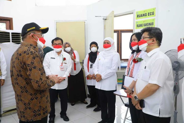 Menko PMK Muhadjir Effendi dan Gubernur Jatim Khofifah Indar Parawansa di RSU dr Soetomo Surabaya usai kick off uji klinis Vaksin Merah Putih Rabu (9/2/2022).