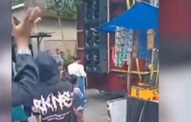 Seorang siswi SMA dan bocah berusia 9 tahun menjadi korban setelah tertimpa peralatan sound horeg yang roboh di Bondowoso pada Minggu (18/5/2025).
