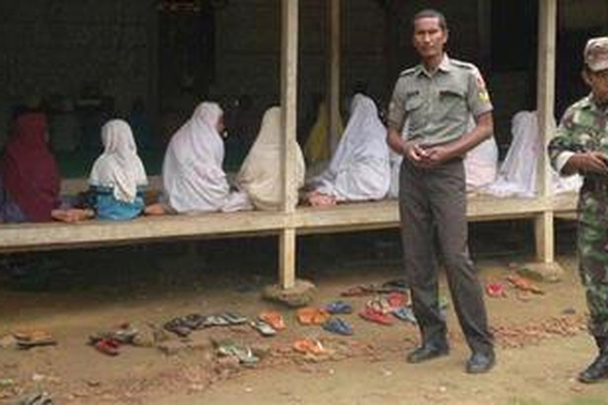 Pengikut Syiah Sampang masih tetap menjalankan aktifitasnya meskipun harus dijaga aparat keamanan.