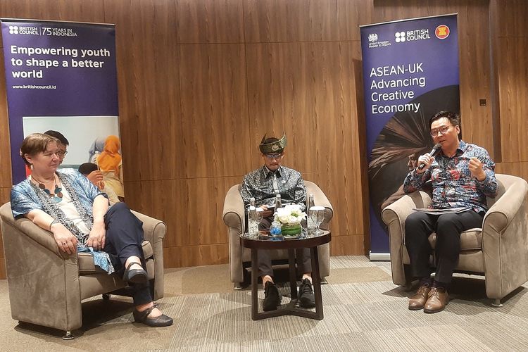 Duta Besar Inggris untuk ASEAN Sarah Tiffin (kiri), Menteri Pariwisata dan Ekonomi Kreatif RI Sandiaga Uno (tengah), dan Country Director British Council Indonesia & Director South East Asia Summer Xia (kanan) hadir dalam diskusi tentang ASEAN-UK Advancing Creative Economy pada Selasa (26/3/2024) di Jakarta.