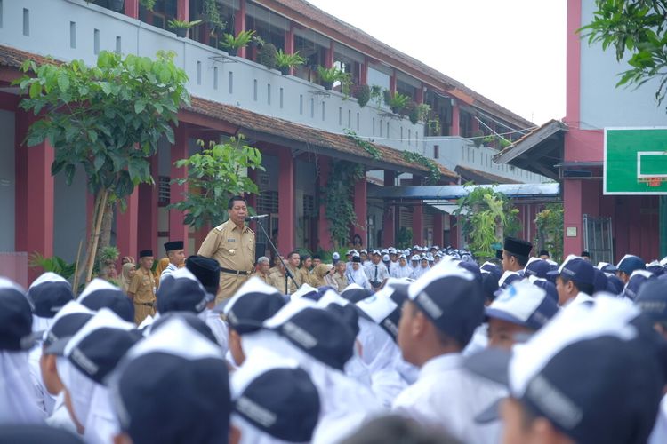 Wali Kota Magelang Sigit Widyonindito saat menjadi inspektur upacara di SMPN 6 Kota Magelang, Jawa Tengah, sebelum pandemi Covid-19.
