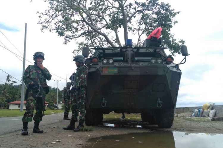 Aparat TNI, Senin (26/6/2017), mengerahkan sebuah tank Anoa di perbatasan desa Hitu dan Wakal, Kecamatan Leihitu, Kabupaten Maluku Tengah untuk mencegah bentrok susulan antar-dua desa tersebut. 