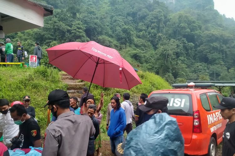 Polisi melakukan identifikasi pemancing tewas terjatuh ke jurang tebing Sungai Tambra, Desa Sirau, Kecamatan Karangmomcol, Purbalingga, Jawa Tengah, Minggu (27/2/2022).