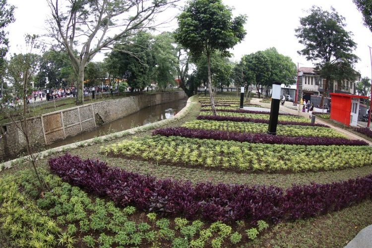 Bunga berwarna-warni tertata rapi di Taman Cikapundung Regol  