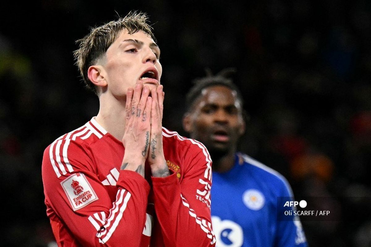 Penyerang Manchester United, Alejandro Garnacho, bereaksi pada laga Piala FA Inggris putaran keempat antara Man United dan Leicester City di Old Trafford di Manchester, barat laut Inggris, pada 7 Februari 2025.
