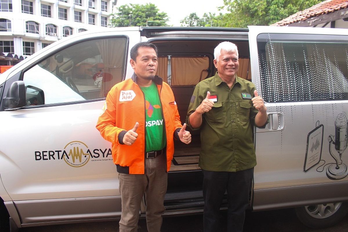 Manajemen Dompet Dhuafa bersama dengan perwakilan donatur mencoba mobile podcast Bertamasya yang dihadirkan oleh Dompet Dhuafa untuk mengkomunikasikan program pemberdayaan masyarakat kepada generasi muda, Jakarta, Minggu (29/1/2023). 