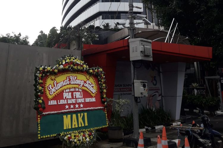 Karangan bunga untuk Ketua Komisi Pemberantasan Korupsi (KPK) Firli Bahuri yang dikirim ke Gedung Merah Putih KPK, Kuningan, Jakarta Selatan, Senin (8/11/2021).  Karangan bunga ini berisi ucapan dan doa dari Masyarakat Anti-Korupsi Indonesia (MAKI).