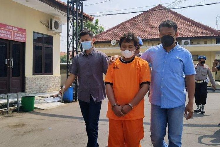 Pelaku yang habisi nyawa sopir taksi online saat dihadirkan dalam konferensi pers di Mapolres Indramayu, Selasa (2/8/2022).