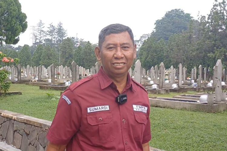 Sumardi (61), eks penjaga Taman Makam Pahlawan (TMP) Kalibata, Jumat (12/4/2024).