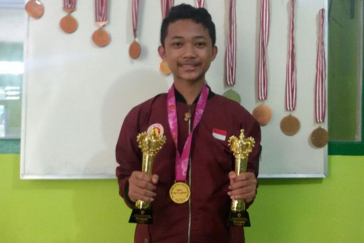 Catur Adi Sagita, warga Desa Purwoasri, Kecamatan Kebonagung, Kabupaten Pacitan menunjukkan medali dan prestasi yang diraih dari ajang kompetisi olahraga Catur, Kamis ( 17/8/2017).