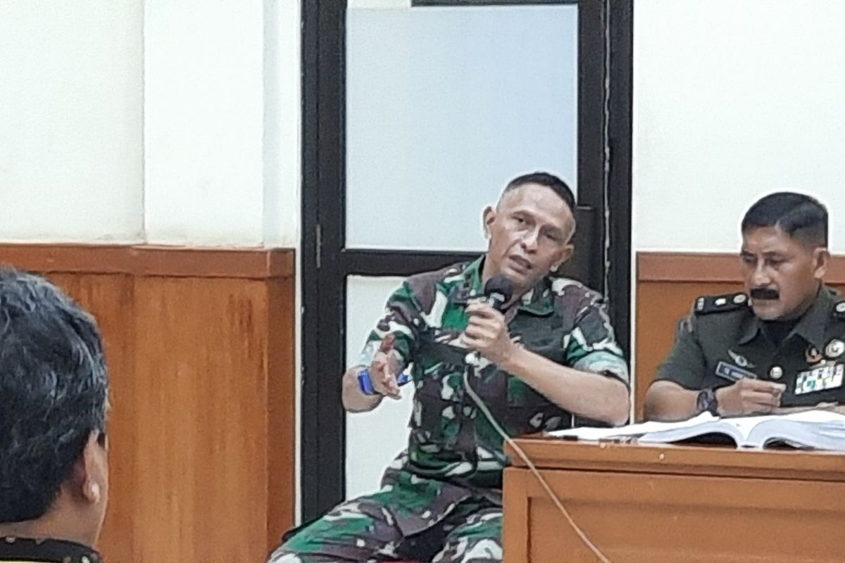 Kolonel Inf Priyanto (tengah), terdakwa kasus penabrakan sejoli Handi Saputra (17) dan Salsabila (14) di Nagreg, Kabupaten Bandung, Jawa Barat. Foto diambil di Pengadilan Militer Tinggi II Jakarta, Cakung, Jakarta Timur, Kamis (31/3/2022).