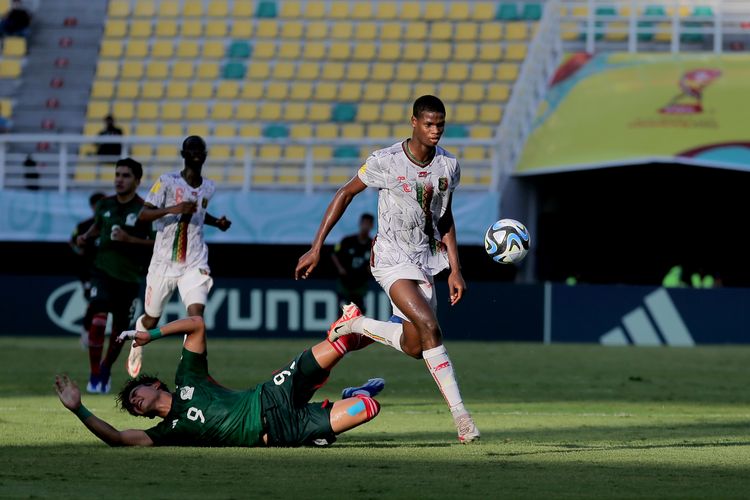 Pemain Timnas Mali Mahamoud Barry berhasil melewati pemain Meksiko saat babak 16 besar Piala Dunia U17 2023 yang berakhir dengan skor 5-0 di Stadion Gelora Bung Tomo Surabaya, Jawa Timur, Selasa (21/11/2023) sore.