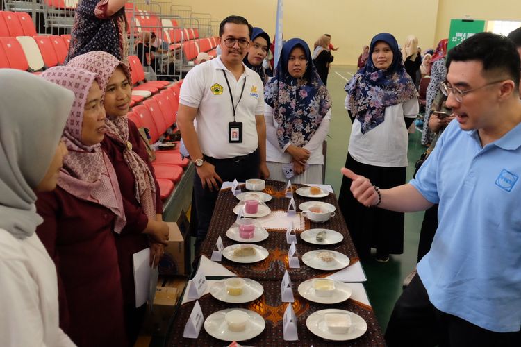 Edukasi gizi dengan makanan lokal yang dilakukan dalam program Gerakan Anak Sehat bersama Kolaborasi Inklusif Pengusaha Indonesia Atasi Stunting APINDO.