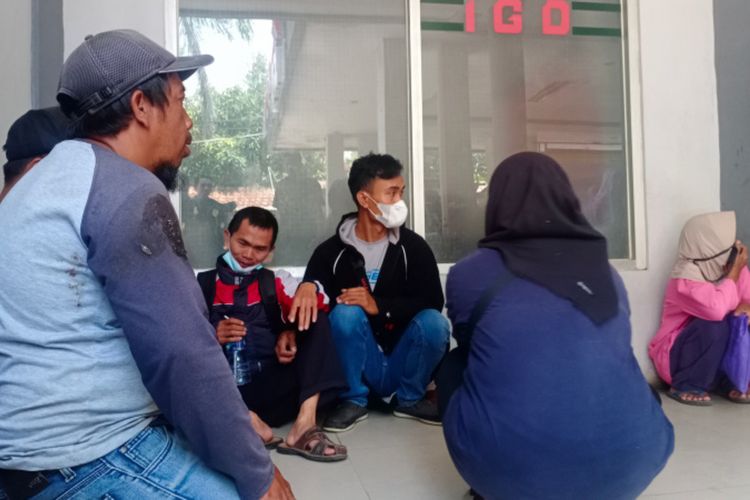 Sejumlah orangtua siswa korban tabrak angkot tampak berharap cemas menunggui anaknya yang tengah menjalani perawatan di IGD RSU dr Slamet Garut, Selasa (23/08/2022)