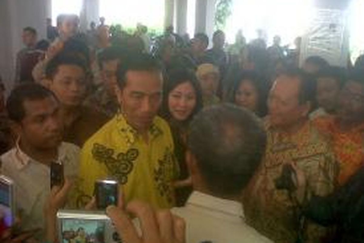 Gubernur DKI Jakarta Joko Widodo (berbatik kuning) mengunjungi Rusun Marunda, Jakarta Utara, Jumat (6/12/2013). 