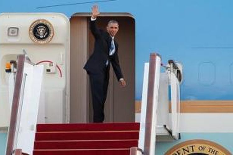 Presiden AS Barack Obama saat akan memasuki Air Force One.