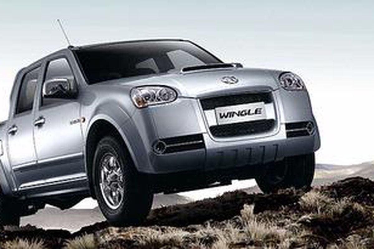 Model iklannya pun mirip dengan konsep dasar Isuzu D-Max "Over the Top"