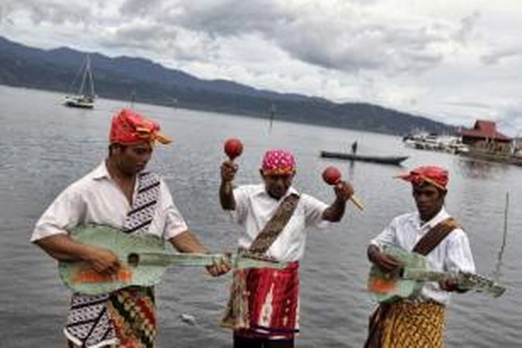 Warga memainkan kesenian Tali Dua pada pembukaan Festival Teluk Jailolo 2013, Halmahera Barat, Kamis (16/5/2013). Festival tahunan bertema 'The Treasure of Golden Spice Island' tersebut berlangsung 16-18 Mei dan bertujuan untuk mempromosikan potensi pariwisata, kekayaan alam, budaya dan bisnis di wilayah Jailolo.