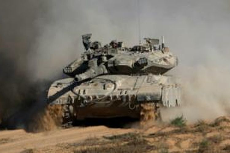 Tank Israel bergerak maju mendekati perbatasan antara Israel dan Jalur Gaza.