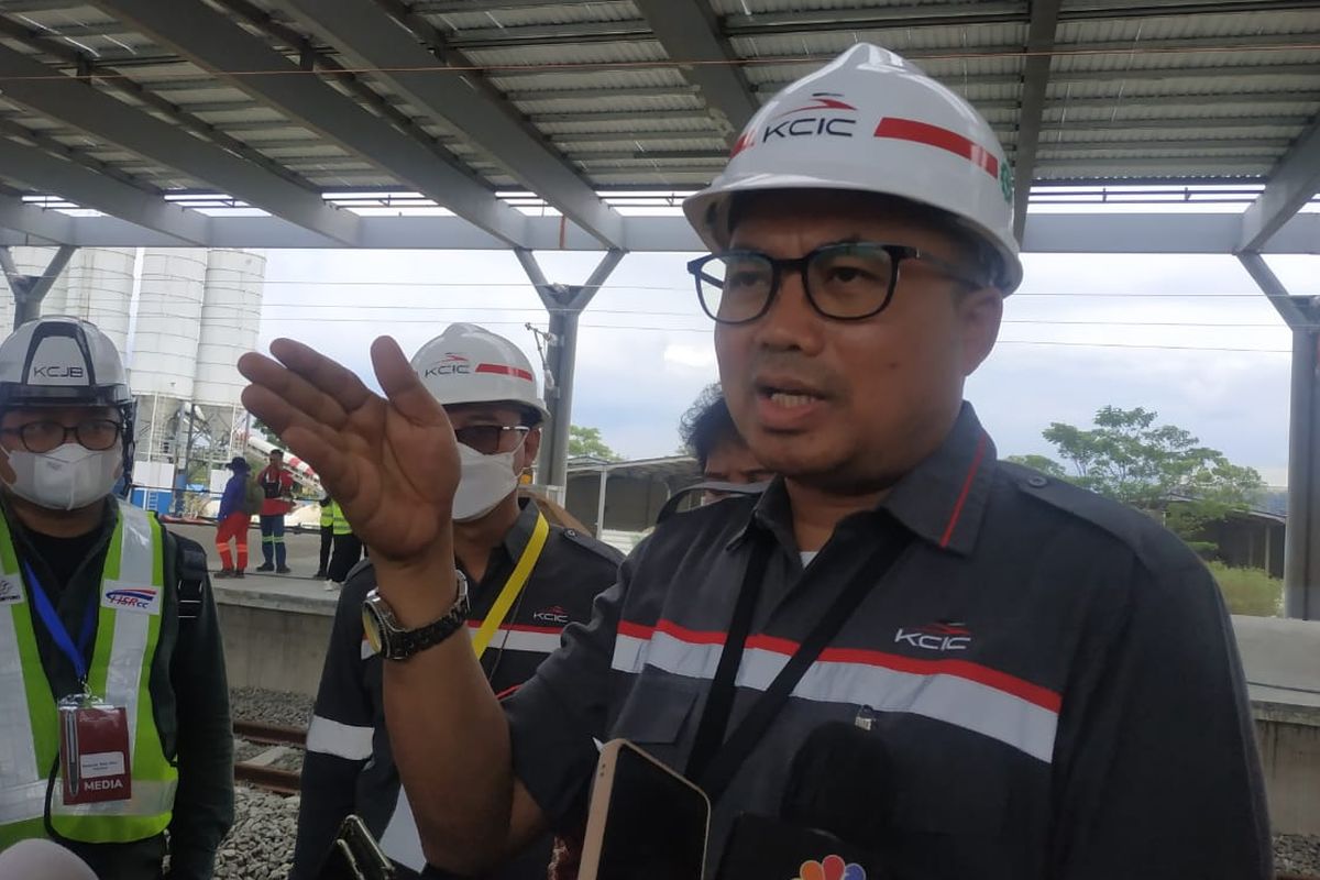 Direktur Utama PT Kereta Cepat Indonesia China (KCIC) Dwiyana Slamet Riyadi di Stasiun Tegalluar Kereta Cepat Jakarta-Bandung, Kabupaten Bandung, Kamis (13/10/2022). KCIC mengatakan waktu tempuh Jakarta-Bandung hanya 36 menit pakai kereta cepat, ibarat KRL Manggarai-Jakarta Kota.