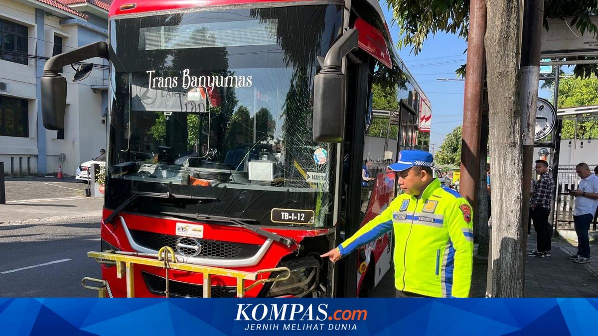 Hilang Kendali, Bus Trans Banyumas Tabrak 4 Kendaraan yang Terparkir di Pinggir Jalan