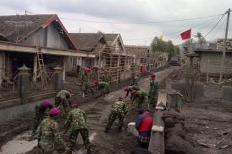 Suasana rumah rusak di Desa Pandansari, Kecamatan Ngantang Kabupaten Malang. Puluhan TNI sedang kerja bakti membersihkan abu vulkanik di jalan.Selasa (18/2/2014).