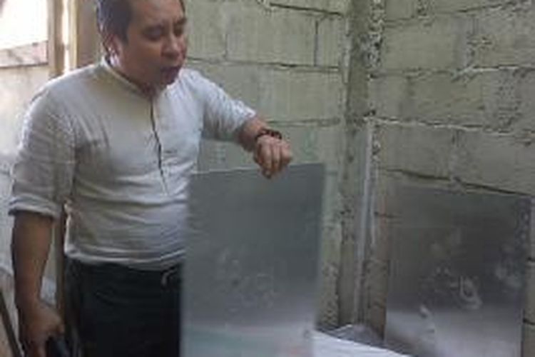 Ketua KPU Sulawesi Tenggara, Hidayatullah menemukan bilik suara yang hilang milik KPU Kendari di gudang penampungan barang bekas. 