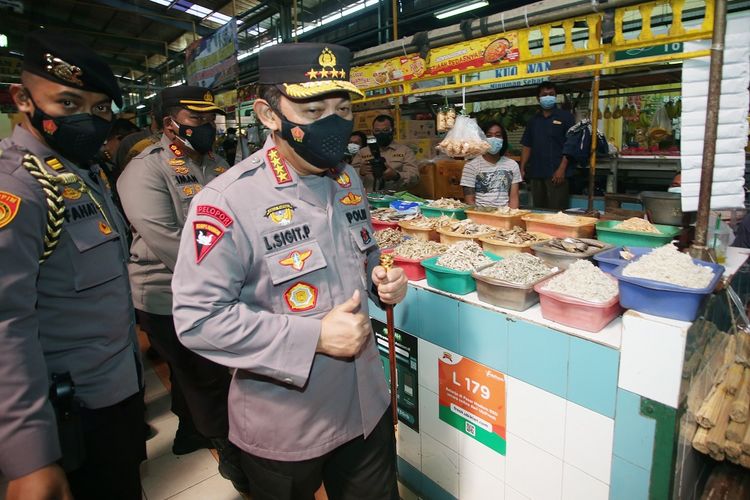 Kapolri Jenderal Pol Listyo Sigit Prabowo berbincang dengan pedagang bumbu masak saat meninjau Pasar Modern BSD Serpong, Tangerang Selatan, Banten, Kamis (29/7/2021). Dalam kunjungan kerja tersebut Kapolri mengecek dan memastikan protokol kesehatan dan ketersedian kebutuhan pangan yang dijual di pasar tersebut selama pemberlakuan  pembatasan kegiatan masyarakat (PPKM) Level 4. ANTARA FOTO/Muhammad Iqbal/aww.