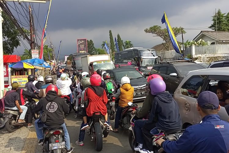Situasi kepadatan lalu lintas di jalur wisata Puncak, terutama di wilayah Cisarua, Kabupaten Bogor, Jawa Barat, Minggu (30/6/2024).