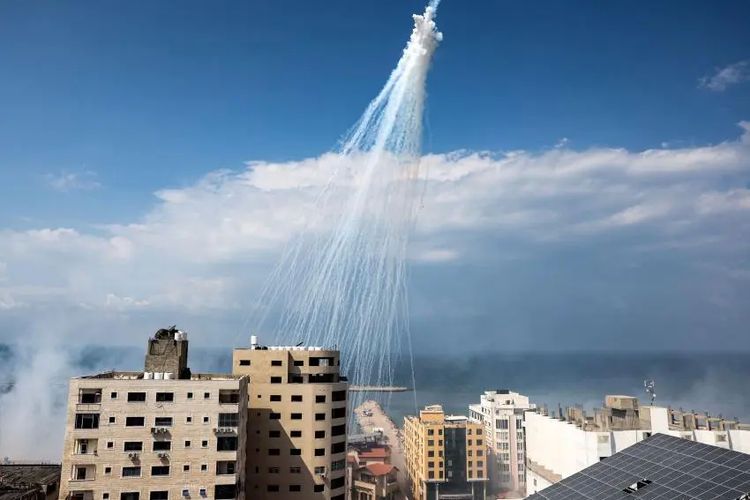 Serangan bom fosfor putih oleh Israel di Gaza pada Oktober 2023.