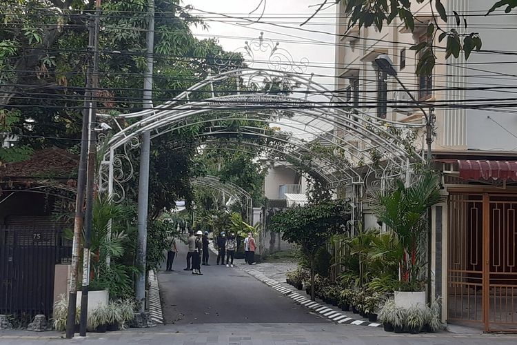 Suasana kediaman Presiden Jokowi dijaga ketat Paspampres di Sumber, Banjarsari, Solo, Jawa Tengah, Kamis (8/12/2022) sore.