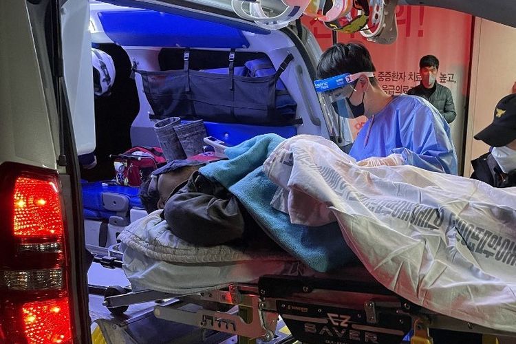 Seorang penambang dibawa ke rumah sakit di Andong pada 5 November 2022, setelah diselamatkan dari tambang seng yang runtuh di Bonghwa.