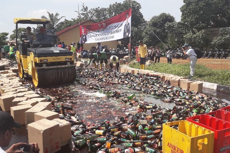 Polres Tangerang Selatan memusnahkan 6.000 botol miras oplosan di halaman kantor yang terletak di Serpong, Tangerang Selatan pada Jumat (13/4/2018).