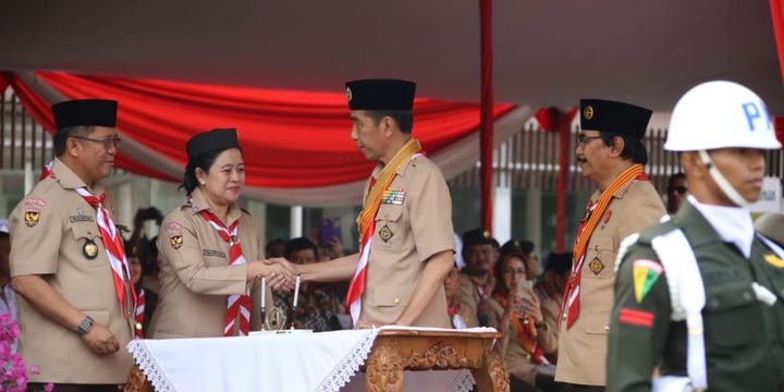 Menkominfo Rudiantara, Menko PMK Puan Maharani, Presiden Jokowi, Ketua Kwartir Nasional Gerakan Pramuka Adhyaksa Dault (kiri-kanan), saat mengikuti upacara peringatan Hari Pramuka ke-57, Selasa (14/8/2018). 