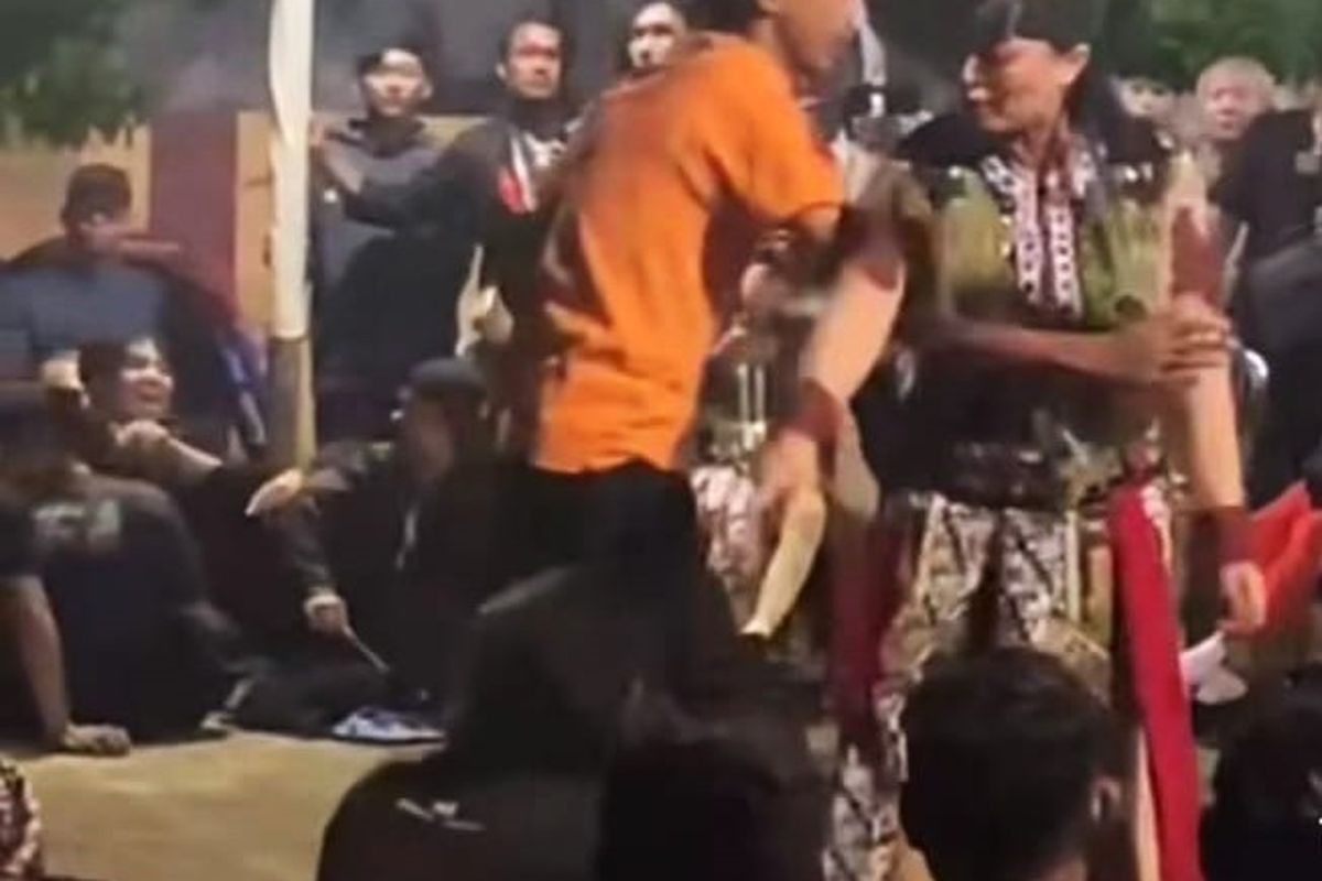 Video berdurasi 2 menit di akun media sosial @ponorogo.update yang memperlihatkan seorang penonton pagelaran Reog Ponorogo mencolek bagian terlarang pemain jatilan viral di media sosial di Kabupetan Ponorogo. Setelah di colek oleh penonton, pemain jatilan tersebut menghentikan tarian dan memprotes tindakan tidak terpuji yang dilakukan penonton.