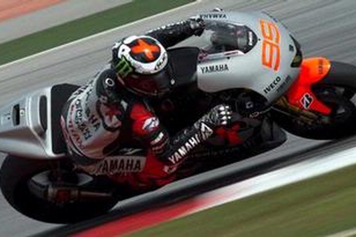 Pebalap Yamaha, Jorge Lorenzo, saat uji coba pra-musim di Sirkuit Sepang, Malaysia, Selasa (5/2/2013).