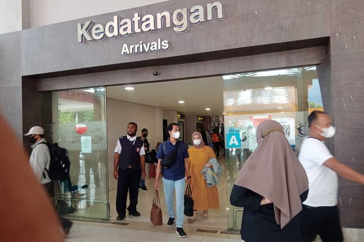 Para penumpang, saat berdatangan di Bandara Sentani, Kabupaten Jayapura, Papua, Sabtu (07/05/2022). Arus balik mudik Lebaran di Bandara Sentani masih terlihat landai.