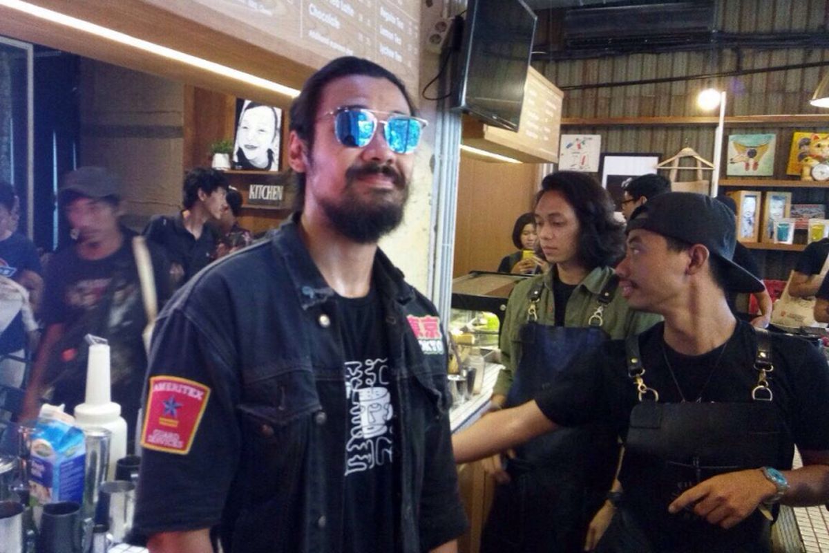 Chicco Jerikho berpose di Kedai Kopi Filosofi Kopi, Blok M, Jakarta Selatan, Kamis (23/11/2017).